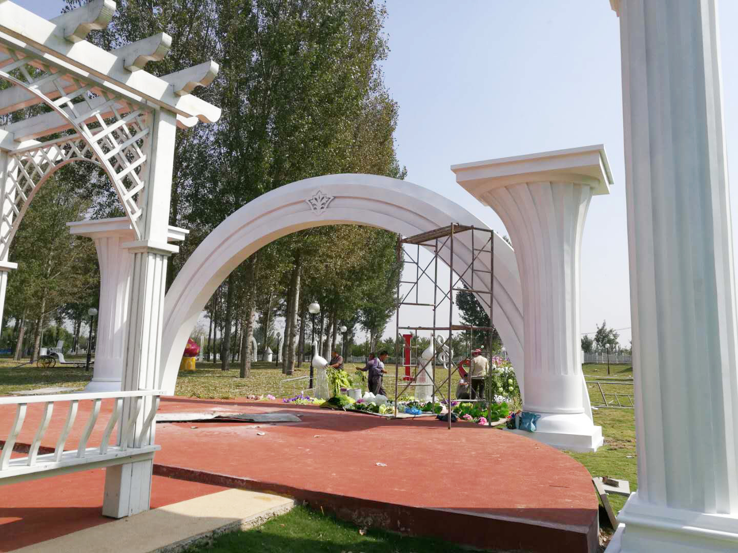 不銹鋼婚慶花柱及拱門雕塑完工(組圖)